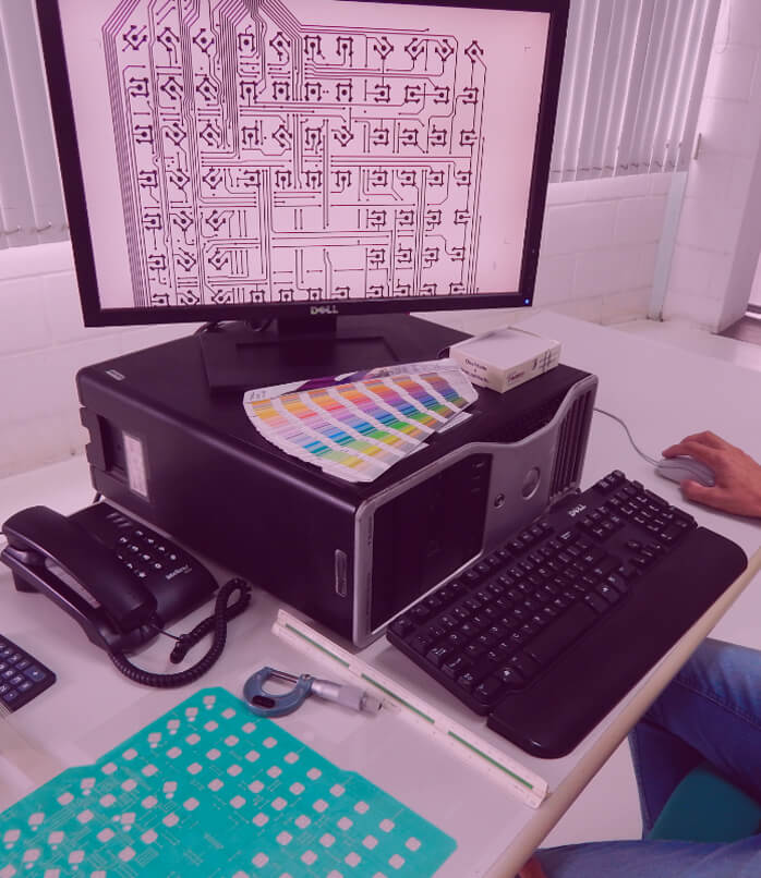 Circuito flexível para teclado de membrana sendo desenvolvido e exibido na tela do computador.