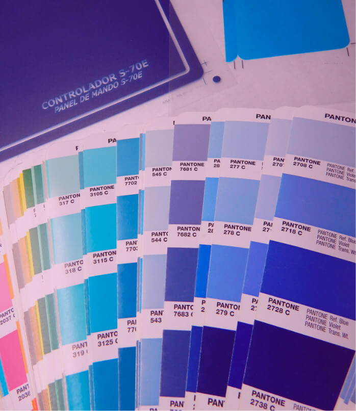 Detalhe da escala Pantone e amostra de cor impressa em policarbonato para painel frontal.